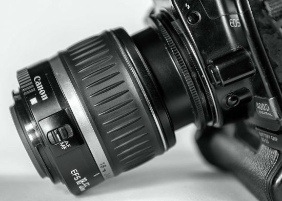 Reverzní makro kroužek na objektivu Canon EF-S 18-55mm f/3,5-5,6 II | makrofotografie | moje Tajemno