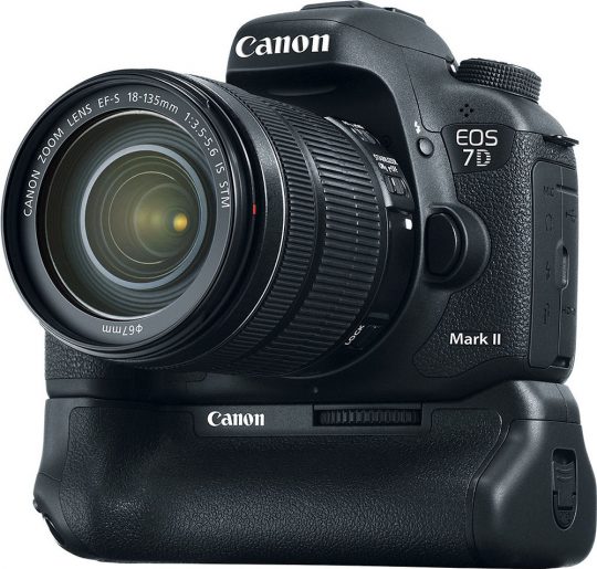 Canon EOS 7D Mark II s objektivem Canon EF-S 18-135mm f/3,5-5,6 IS STM a bateriovým gripem Canon BG-E16