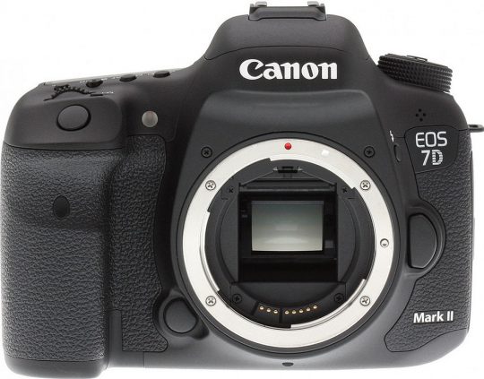 Canon EOS 7D Mark II zepředu