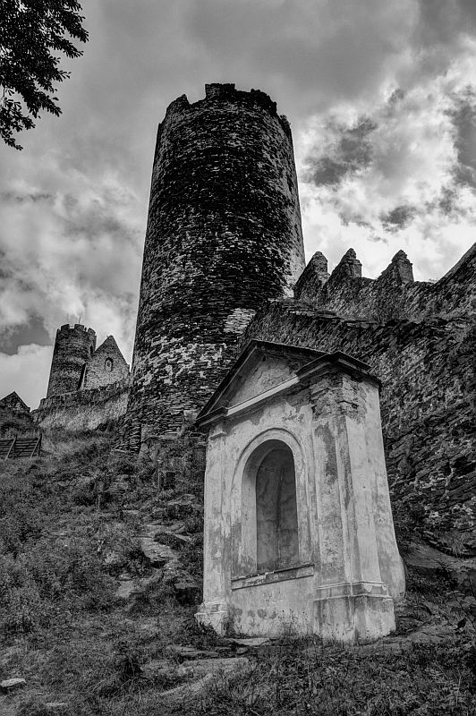 HDR fotografie kapličky a věže na Bezdězu | moje Tajemno